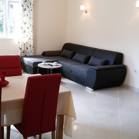 Apartman Viktorija Apartamento Vodice Exterior foto